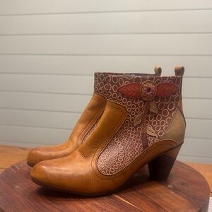 L’Artiste Leather Ankle Boots with Floral Design - BEAUTIFUL!